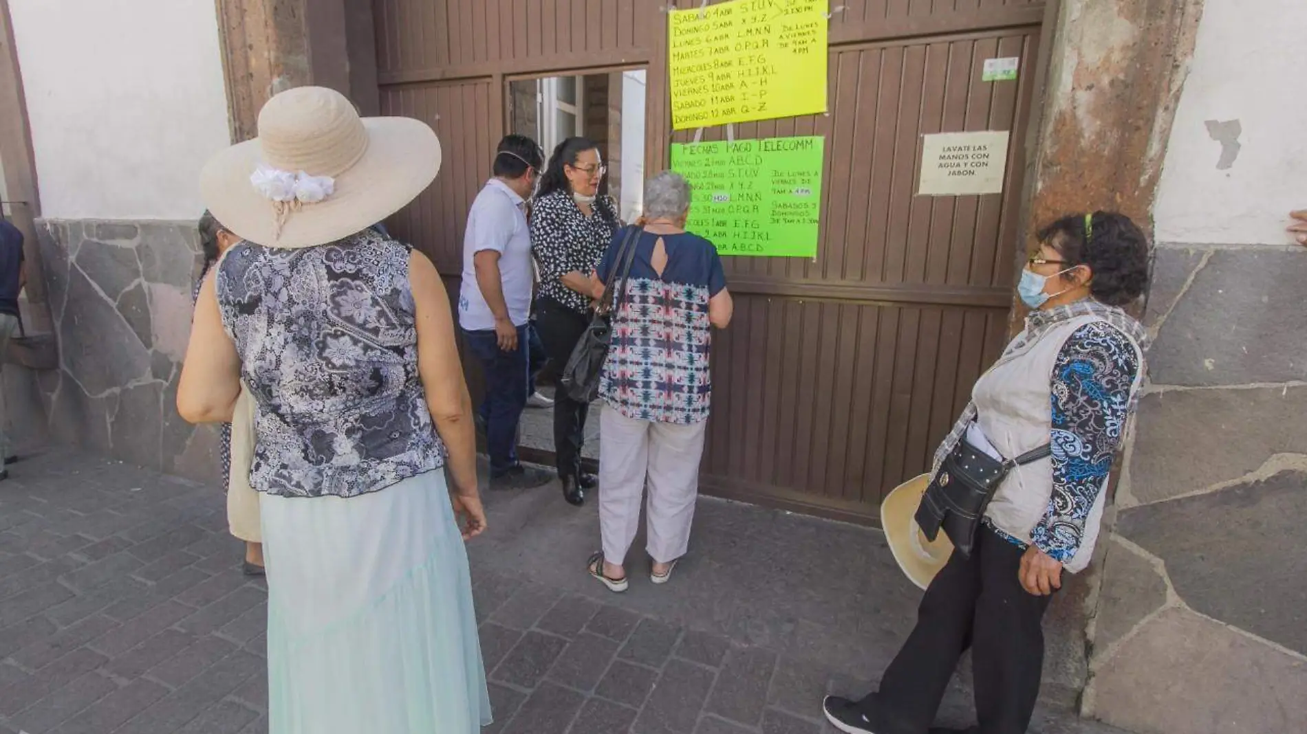 La coordinadora regional del programa pidió respetar el calendario de entrega.  Foto César Ortiz  El Sol de San Juan del Río